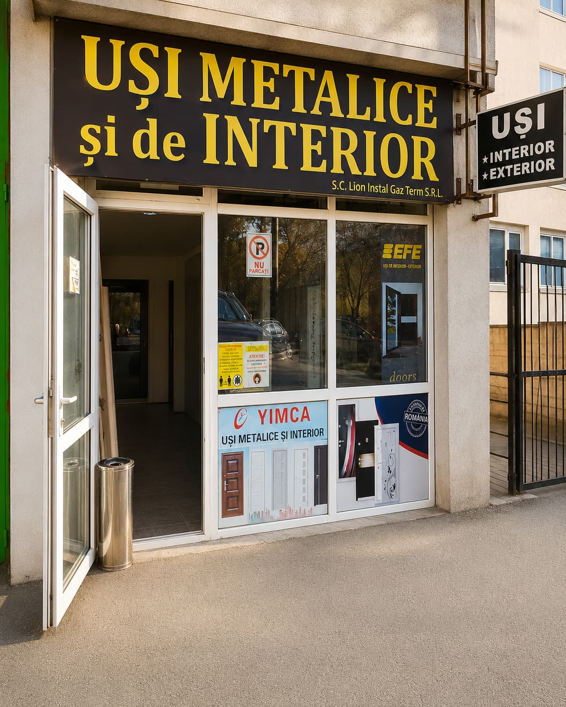 Intrarea showroom-ului Usi Arges din Pitesti